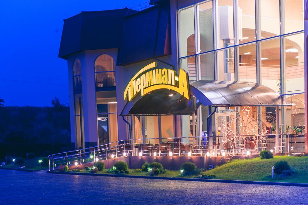 Terminal-A Hotel Ryasne-Ruske Exteriör bild